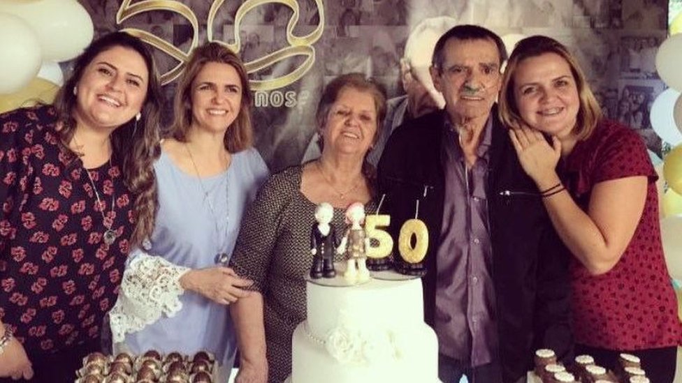 Korona virus i Brazil: Privatno zdravstveno osiguranje optuženo da je koristilo starije pacijente kao „zamorčiće“ 1 The three Castilho sister with their parents, Irene and Norberto
