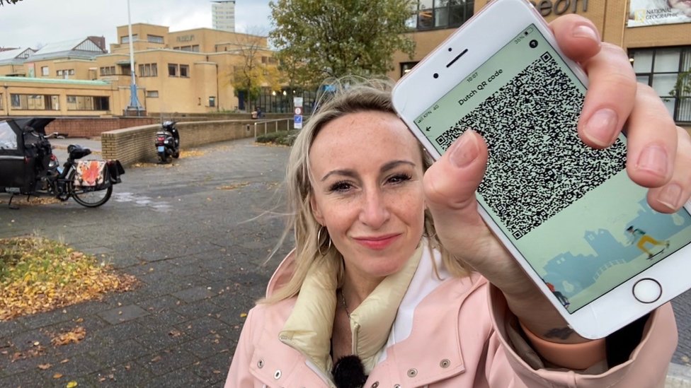 Virus korona u Srbiji: Mogu li mere u Srbiji biti strože od kovid propusnica 5 Anna Holligan with Dutch Coronacheck app