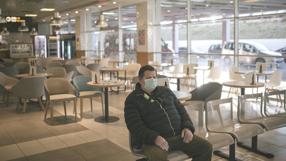 Virus korona u Srbiji: Mogu li mere u Srbiji biti strože od kovid propusnica 3 kafić