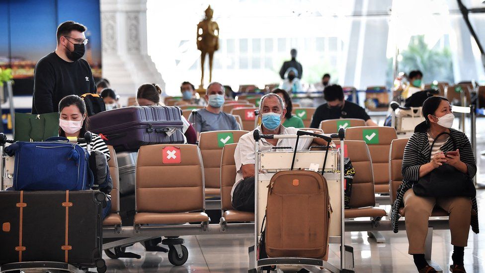 Korona virus: Više od pet miliona preminulih širom sveta, oktobar najcrnji mesec u Srbiji od početka pandemije 2 putnici na Tajlandu