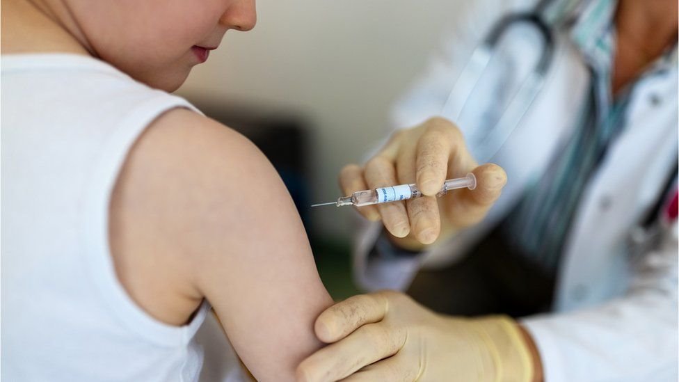 Korona virus: U Srbiji oko 5.000 zaraženih đaka, „velika je greška što se ne pooštravaju mere" - kaže Predrag Kon. u Engleskoj vandali demolirali centar za vakcinaciju 1 deca vakcinacija