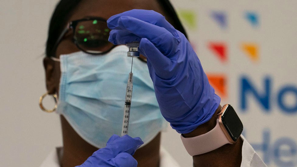 Korona virus, Amerika i posao: Ako odbijate vakcinaciju, treba li da dobijete otkaz 1 A healthcare worker fills a syringe from a phial