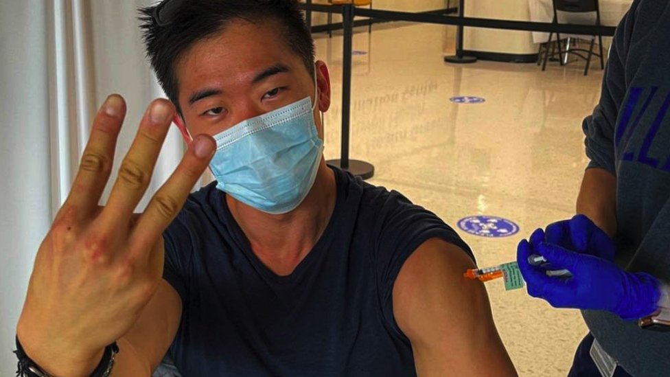 Korona virus, Amerika i posao: Ako odbijate vakcinaciju, treba li da dobijete otkaz 6 Dr Sun receiving a booster jab