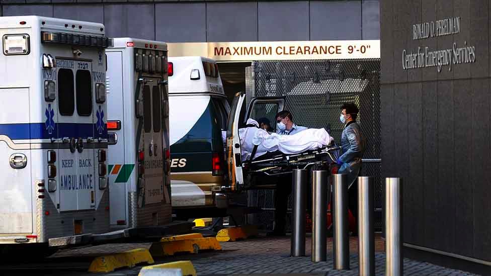 Korona virus, Amerika i posao: Ako odbijate vakcinaciju, treba li da dobijete otkaz 4 An ambulance delivers a patient to a hospital