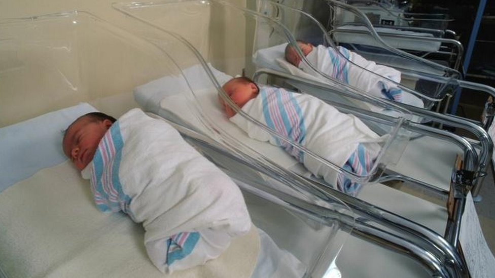 Srbija i demografija: Pet razloga zbog kojih je Srbija izgubila 55.000 stanovnika prošle godine 1 Bebe u porodilištu
