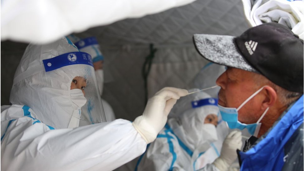 Korona virus i Kina: Zašto se vlasti i dalje trude da održe broj slučajeva kovida na nuli 1 Medical workers take swab samples on residents in a mass Covid-19 test in the snow in Shandan county in northwest China's Gansu province Saturday, Nov. 06, 2021.