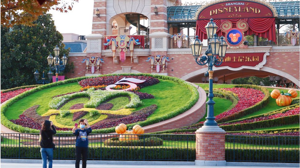 Korona virus i Kina: Zašto se vlasti i dalje trude da održe broj slučajeva kovida na nuli 2 Disneyland Subway station opens in Shanghai, China, as Disneyland and Disneyland Town reopen for visitors after being closed due to COVID-19.