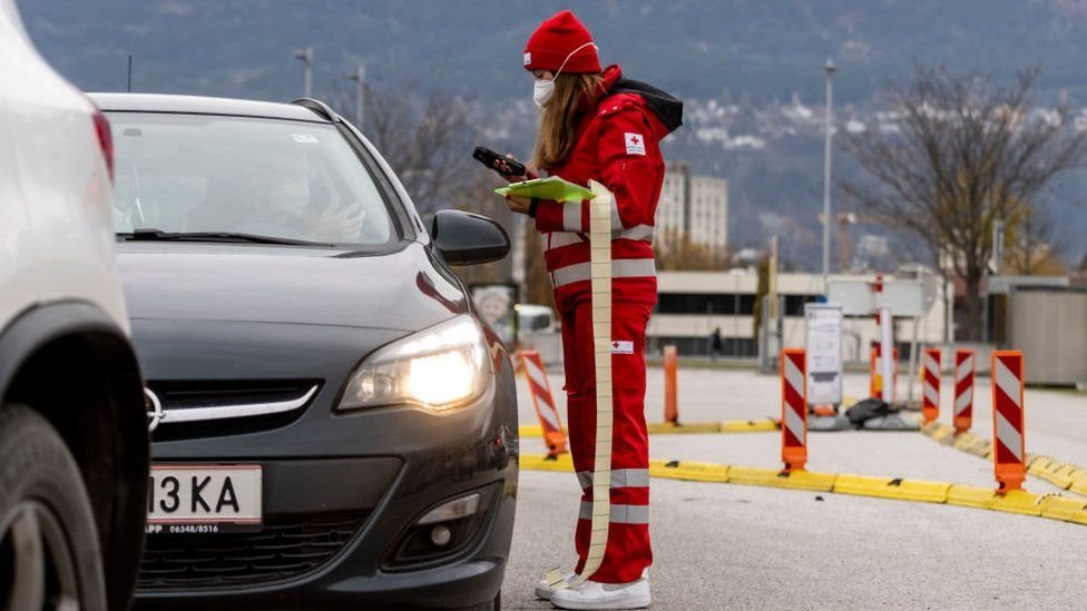 Korona virus: Još 67 preminulih u Srbiji, ali manje novozaraženih, u Austriji uvode karantin za one koji nisu primili vakcinu 5 provera kovid propusnica