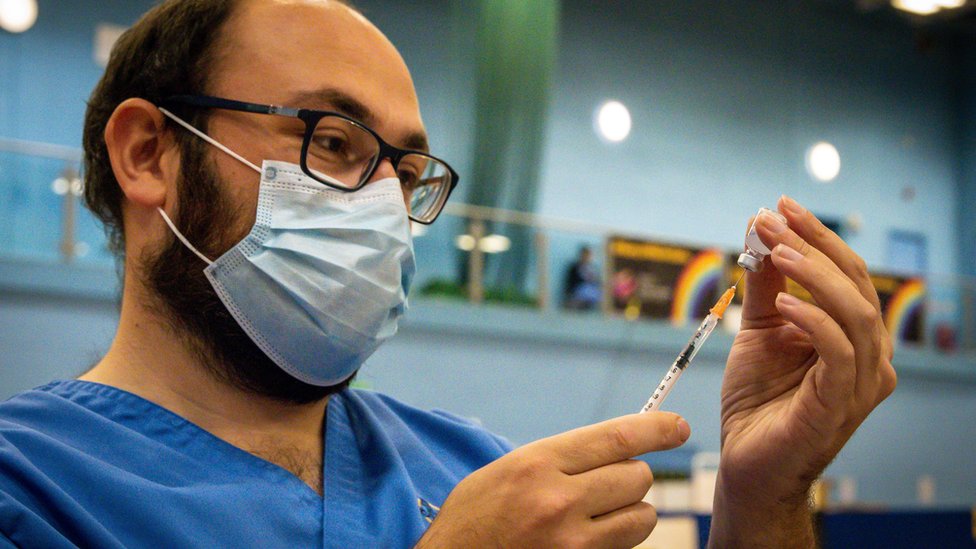 Korona virus: EU priznala kovid sertifikate iz Srbije, u Francuskoj maske obavezne u osnovnim školama 1 Covid booster vaccine is prepared