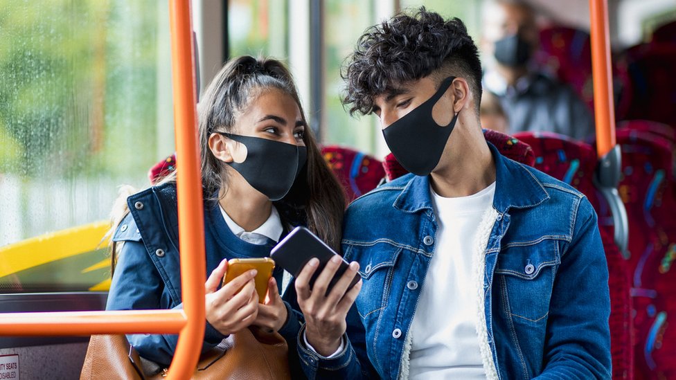 Korona virus: Broj preminulih i dalje visok u Srbiji, Holandija od danas u novom režimu mera, Izrael se zatvara za strance 1 A man and a woman on the bus wearing face masks