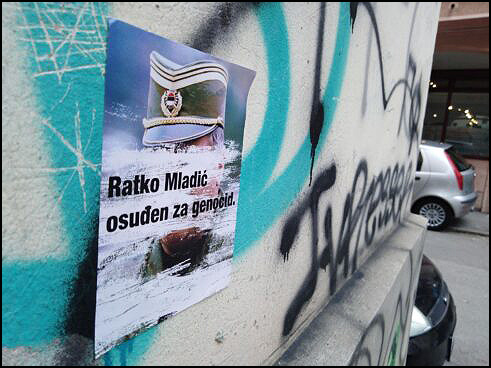 Nalepnice "Ratko Mladić osuđen za genocid" u Lučanima 4 Mladic nalepnice 3