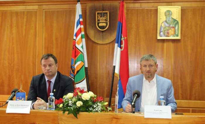 Prof. dr Nenad Filipovic rektor Univerziteta u Kragujevcu i Remi Savu regionlni menadzer kompanije Endava za Adriatik region 01
