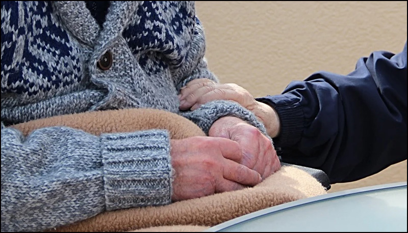 Šta podrazumeva zdravstvena zaštita u staračkim domovima? 2 old people 2