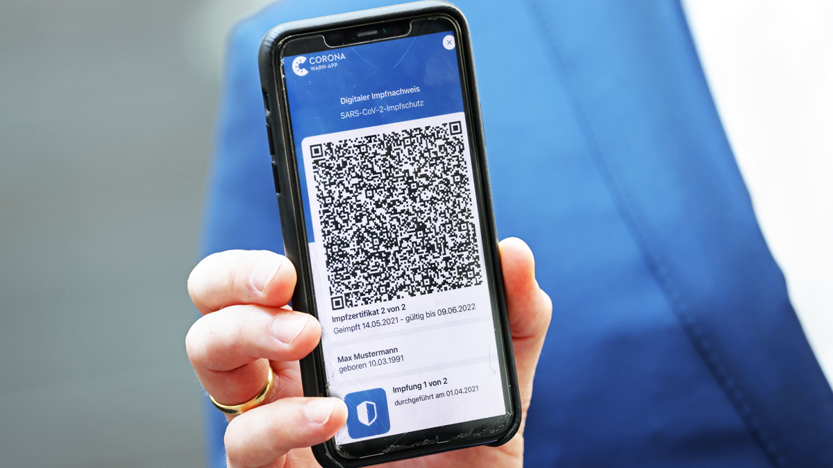 Korona virus, Srbija i zaštita podataka: Zašto su kovid redari, ni krivi ni dužni, imali pristup ličnim podacima građana 1 QR code from an EU Digital Covid Certificate on a smartphone screen