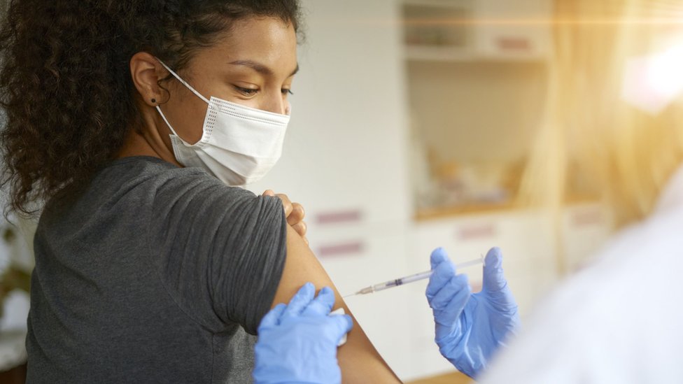 Korona virus i AstraZeneka: Naučnici utvrdili zašto nastaju retki ugrušci od vakcine 1 Woman being vaccinated