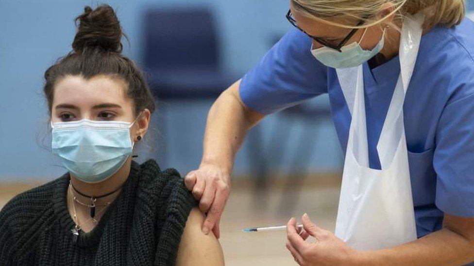 Korona virus: Smanjen broj novozaraženih u Srbiji, EU razmatra uvođenje obavezne vakcinacije, SZO veruje da će vakcine štititi i od novog soja 1 vakcinacija
