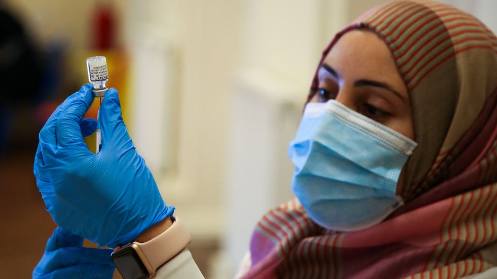 Korona virus i vakcine: Fajzer i Moderna su najbolja opcija za treću dozu - britanska studija 1 A vaccinator preparing a vaccine in the UK in November