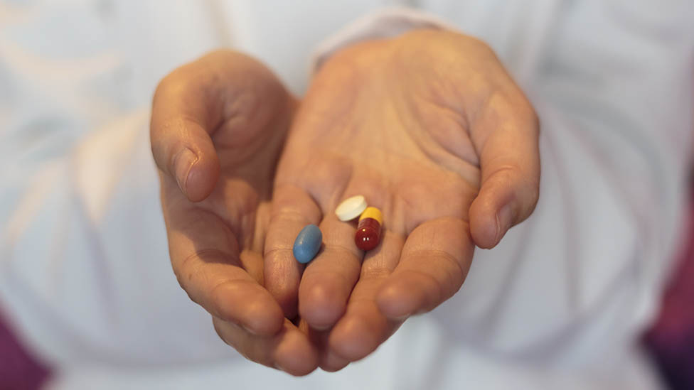 Korona virus i lečenje: Koji lekovi najbolje funkcionišu protiv kovida i da li je napravljen pomak 1 Hand holding tablets