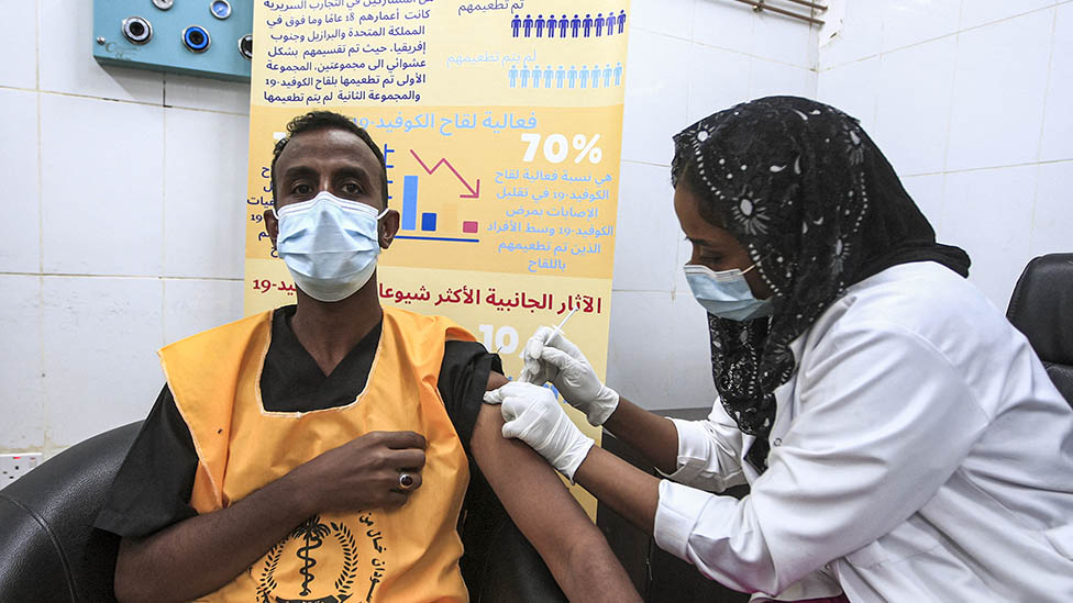 Korona virus i lečenje: Koji lekovi najbolje funkcionišu protiv kovida i da li je napravljen pomak 2 A man is vaccinated in Sudan against Covid