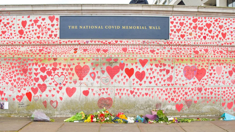 Korona virus, vakcine i Britanija: „Oko 80 odsto ljudi na respiratorima nije imunizovano" 2 Memorial to Covid-19 victims in the UK