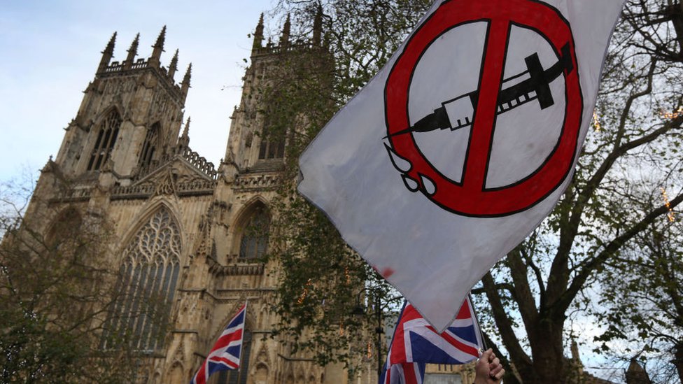 Korona virus, Britanija i vakcine: „Oko 80 odsto ljudi na respiratorima nije imunizovano" 3 Anti-vaccine campaigners in the UK