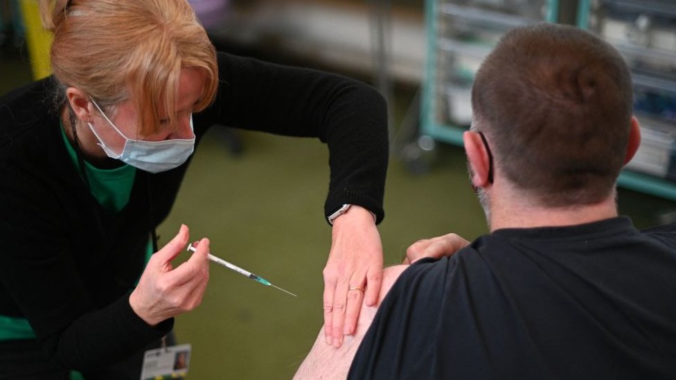 Korona virus, Britanija i vakcine: „Oko 80 odsto ljudi na respiratorima nije imunizovano" 4 Covid-19 vaccine