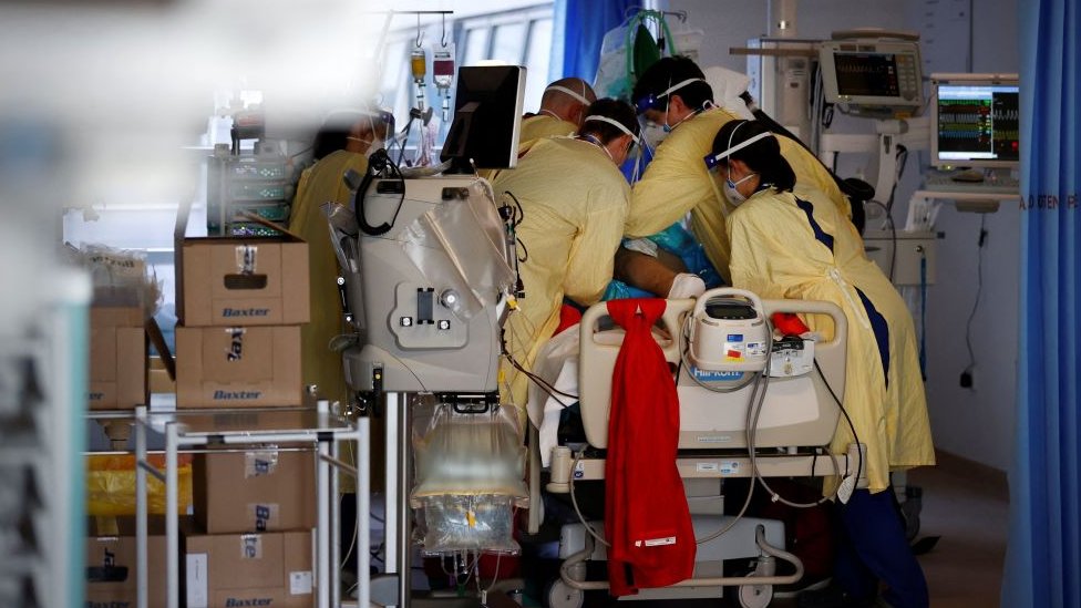 Korona virus, vakcine i Britanija: „Oko 80 odsto ljudi na respiratorima nije imunizovano" 6 Health workers in the UK