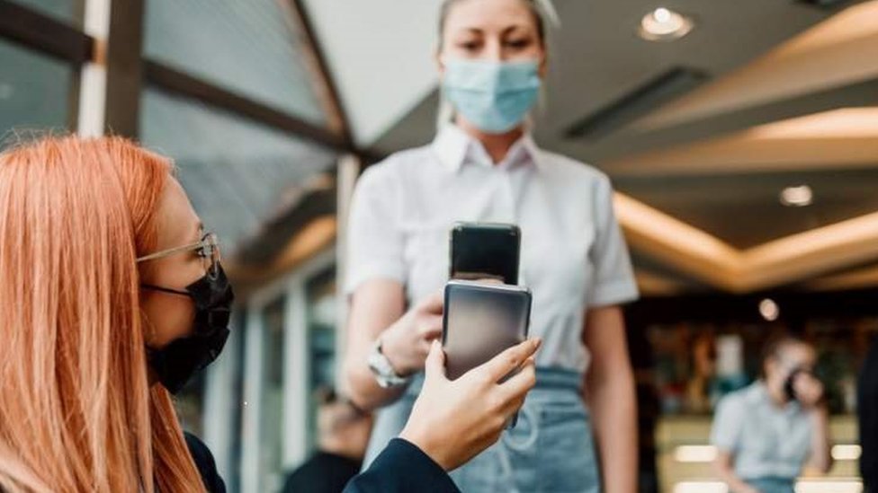 Korona virus: Bolja epidemijska situacija u Srbiji, bolnice se vraćaju u redovan rad, u Njujorku obavezna vakcinacija za zaposlene u privatnim kompanijama 1 kovid propusnica