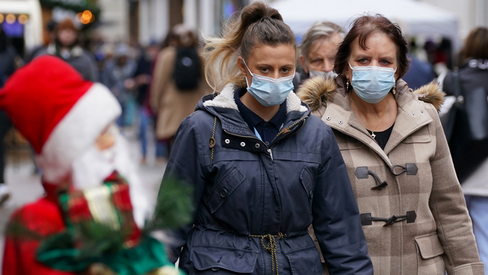Korona virus: Manje zaraženih u Srbiji, dve doze vakcine ne štite od omikron soja, treća je ključna - studija u Britaniji 1 Christmas shoppers wearing masks
