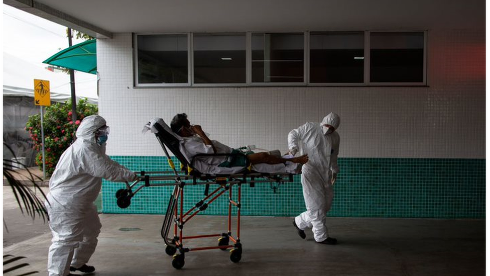 Korona virus i nauka: Odakle potiče omikron soj i kako je nastao 6 Paramedics taking a Covid-19 patient to hospital in Manaus