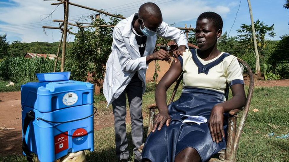 Korona virus i nauka: Odakle potiče omikron soj i kako je nastao 8 A woman receives her Covid-19 jab in Kenya