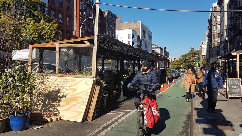 Amerika, korona virus i ugostiteljstvo: „Ako jedete ovde, večerate sa pacovima" 7 Cyclist in front of street shed