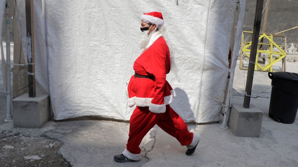 Doček Nove godine, Srbija i region: Od koncerata, preko performansa i zabrana, do lutrije - koliko će koštati novogodišnja noć 2 A volunteer characterized as Santa Claus to deliver food, toys and blankets to street populations and people at risk in Mexico City