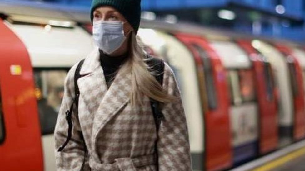 Korona virus: U Srbiji se smanjuje broj pacijenata u bolnicama, u Danskoj zbog rekordnog broja zaraženih pooštravaju mere 1 devojka u metrou