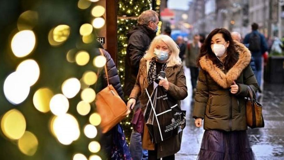 Korona virus: U Londonu otkazan doček Nove godine, Amerikancima obezbeđeno 500 miliona besplatnih brzih testova 1 prolaznici na ulici