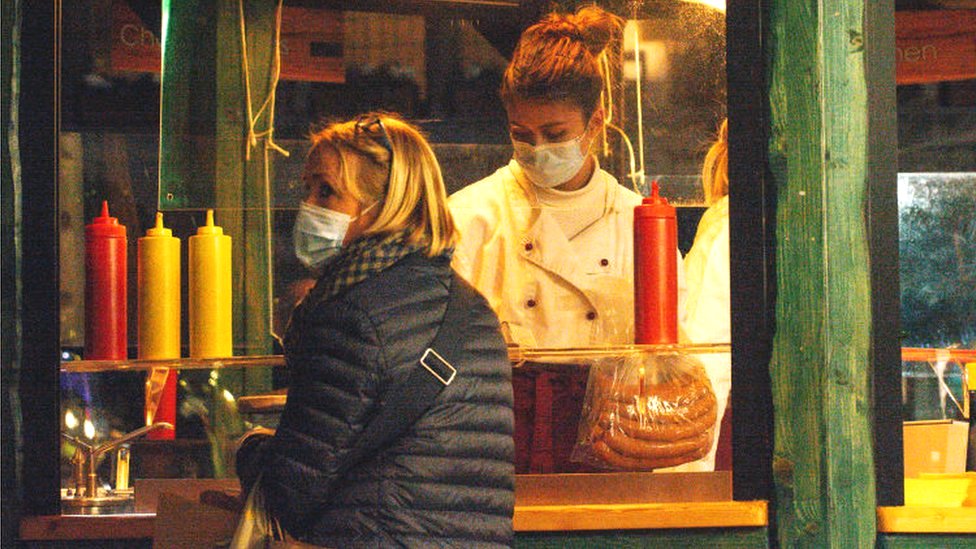Korona virus: Potvrđen prvi slučaj omikron soja u Srbiji, u Španiji i Grčkoj maske obavezne i napolju 1 A food stall in front of the town hall in Aachen, Germany