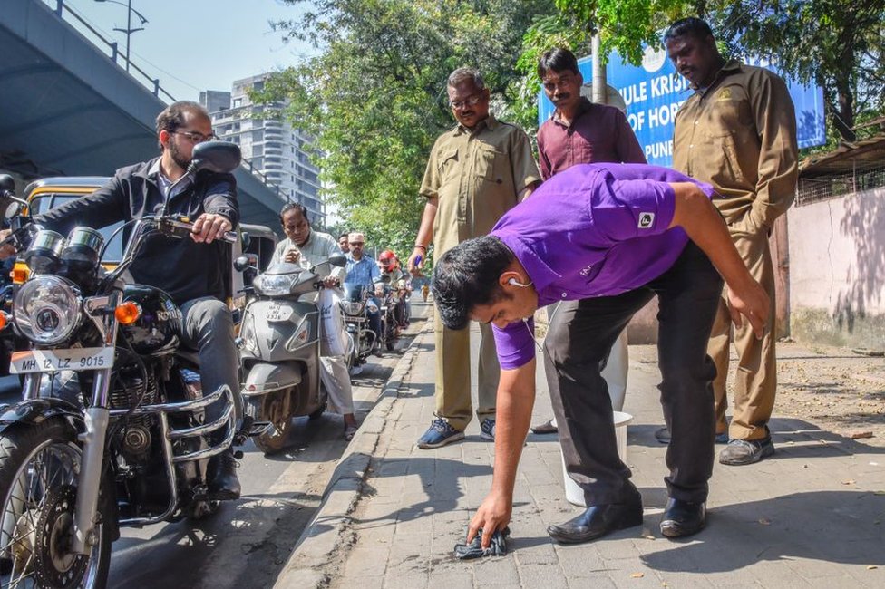 Korona virus i Indija: Borba protiv odvratne navike pljuvanja na ulicama - rat koji se teško dobija 2 The anti-spitting squad of the Pune municipal corporation (PMC) took action against 11 persons, including three car drivers, during an Anti Spitting drive at Mhasoba Gate Chowk, on November 12, 2018 in Pune, India. The offenders were given a mop and made to clean their gutkha-laced spit.