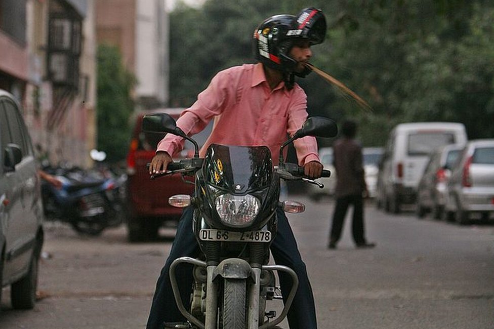 Korona virus i Indija: Borba protiv odvratne navike pljuvanja na ulicama - rat koji se teško dobija 3 A motorist spits chewed betel nut on the raod with complete disregard towards cleanliness and aesthetics in New Delhi on September 29, 2009.