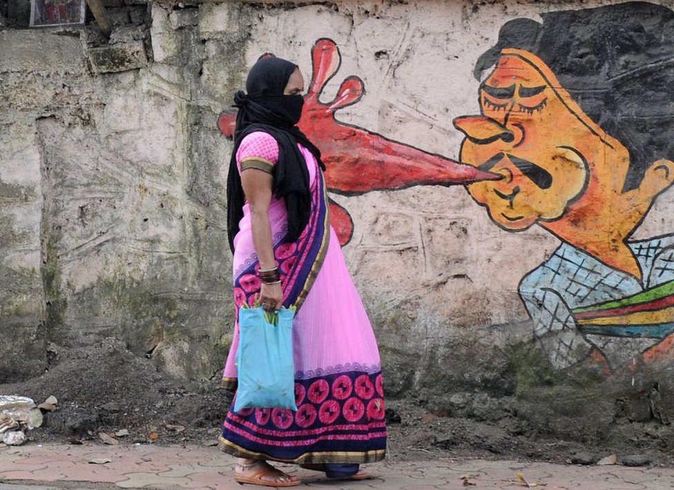 Korona virus i Indija: Borba protiv odvratne navike pljuvanja na ulicama - rat koji se teško dobija 1 A woman walks past a graffiti in Mumbai. Municipal corporation is creating awareness about the dangers of spitting in public places through graffiti.