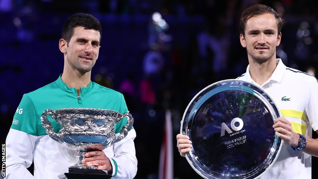 Novak Đoković, Australijan Open i tenis: Ako bude ispunio uslove, sjajno - ako ne, to će biti razočaravajuće 1 Novak Djokovic and Daniil Medvedev with their 2021 Australian Open trophies