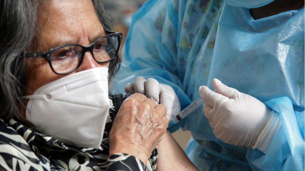 Korona virus: Nemačka skinula Srbiju sa crvene liste, proslava Božića pod merama drugu godinu zaredom 1 A woman is vaccinated in Cuenca, Ecuador