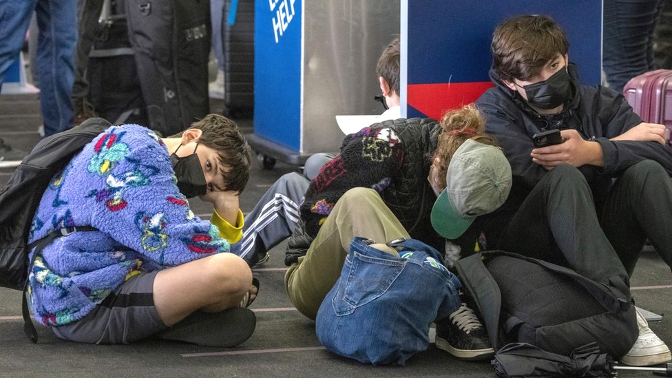 Korona virus: Deo medicinske struke za strože mere u Srbiji, kakvi su simptomi omikron soja 1 Travellers wait in line at Delta Airlines check-in at Los Angeles International Airport, California, 24 December 2021