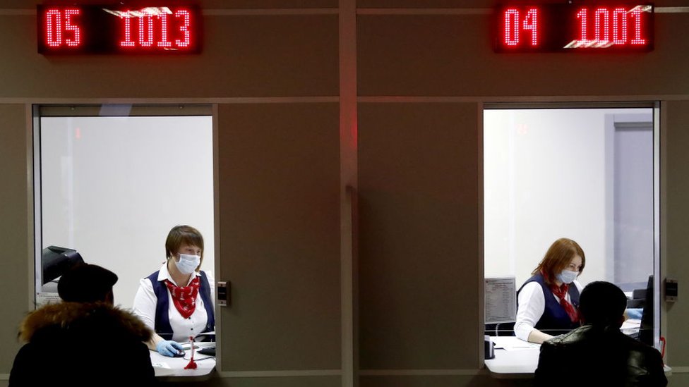 Rusija, zdravlje i stranci: Obavezno testiranje na upotrebu droga i lekarski pregledi za sve koji borave duže od 90 dana u zemlji 1 Foreign residents doing paper work at Moscow's Multifunctional migration centre in December 2019