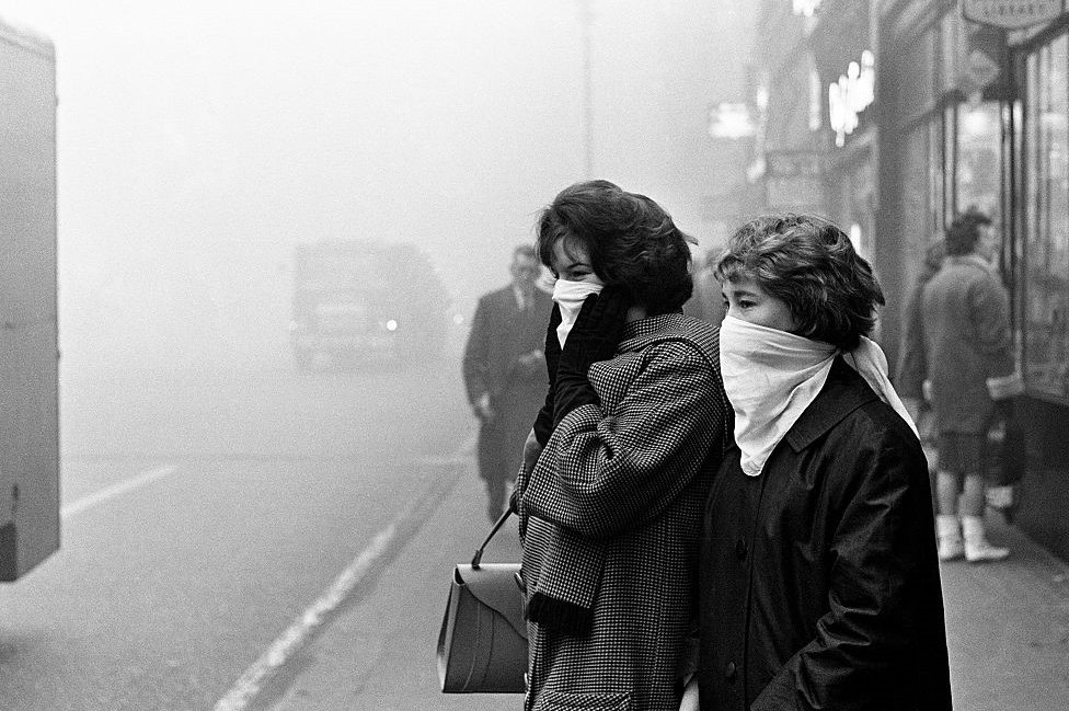 Scenes of a fog bound London, 5th December 1962.