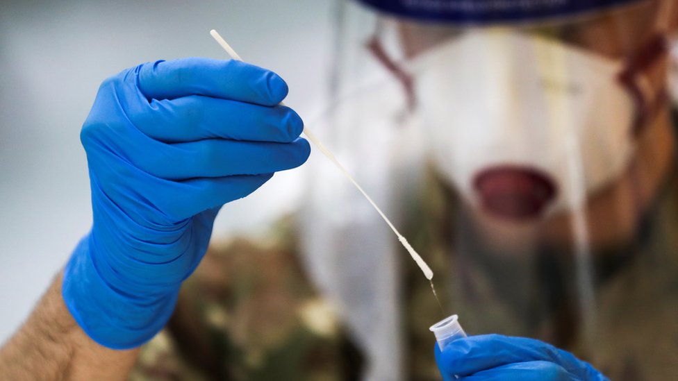 Korona virus: U Srbiji blizu 7.500 novozaraženih, Italija uvela obaveznu vakcinaciju za starije od 50 godina 1 Healthcare staff holds Covid test