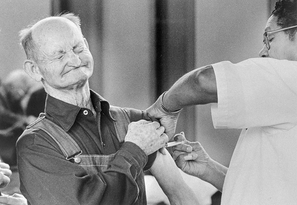 Korona virus i vakcina: Kako su antivakcinaši vršili uticaj na svet kroz istoriju 30 Temple Sharkey winces as he gets a swine flu shot at local clinic as public demand for a swine flu vaccine soared after a case of the disease was reported in Missouri, USA.