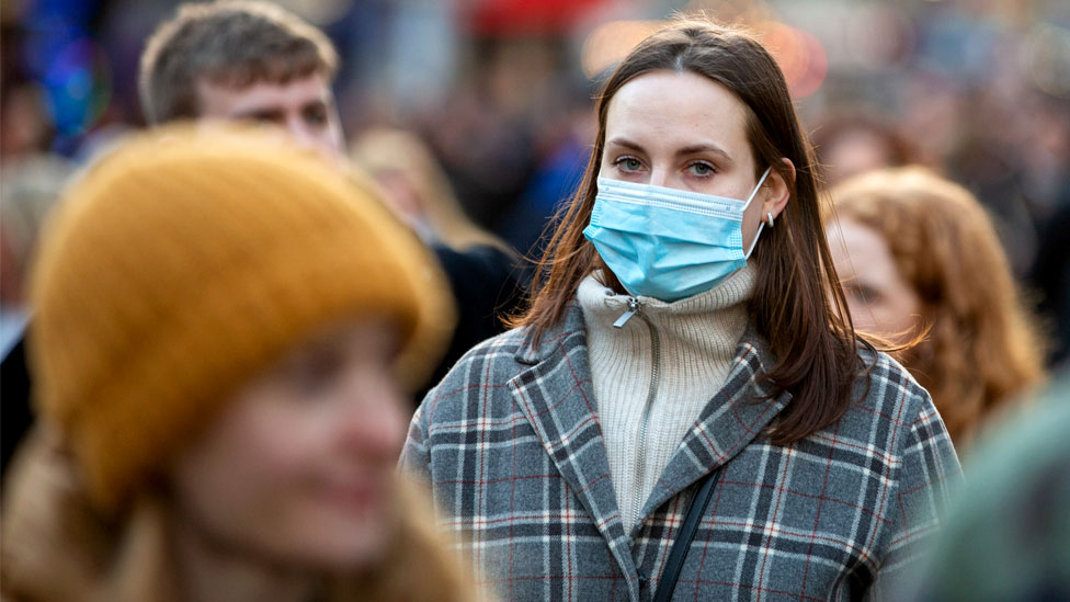 Korona virus: Srbija na udaru omikrona, polovina testiranih pozitivna - Austraija ukinula lokdaun za nevakcinisane 1 Shoppers in London on 4 December 2021