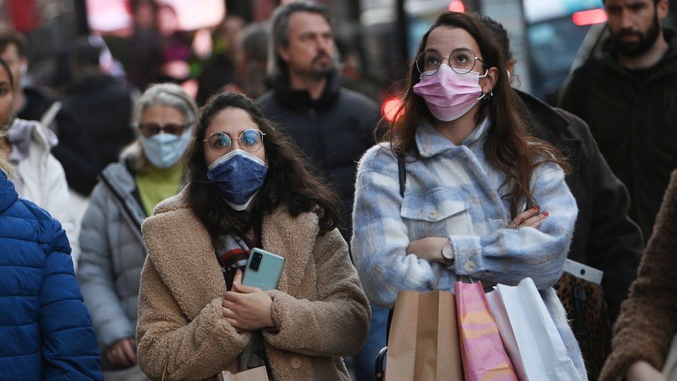 Korona virus: U Srbiji redovi pred kovid ambulantama, Francuska uvela ograničenja za nevakcinisane 1 žene s maskama