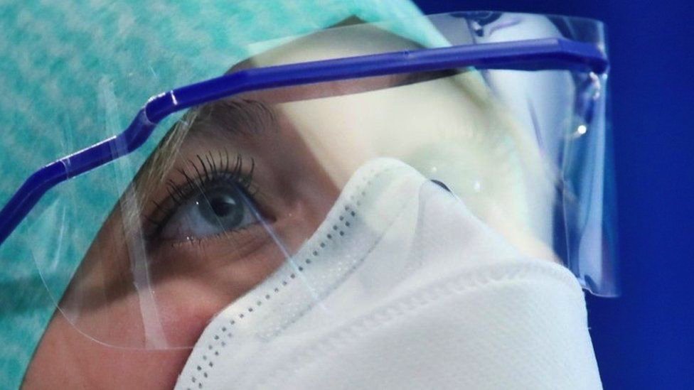 Korona virus: Nova godina i novi rekordi zaraženih širom sveta, u Srbiji više od 1,3 miliona zaraženih od početka pandemije 1 doktorka a maskom