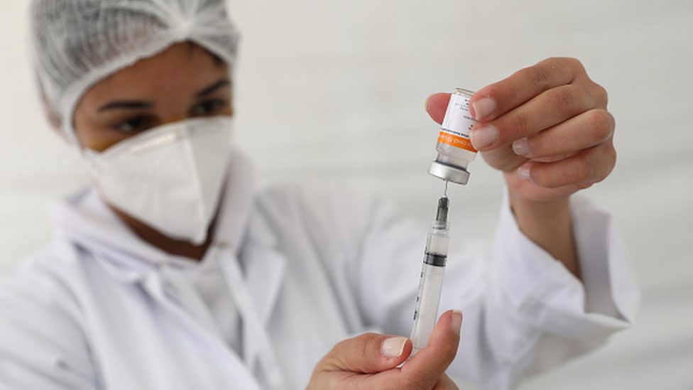Korona virus, delta i omikron sojevi: Zašto se vakcinisani i dalje zaražavaju a nije da vakcine ne rade 1 A nurse prepares a Covid-19 vaccine